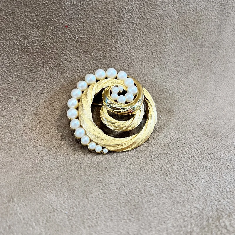 Wedding brooch for bride-Trifari Vintage Gold Pearl Round Brooch