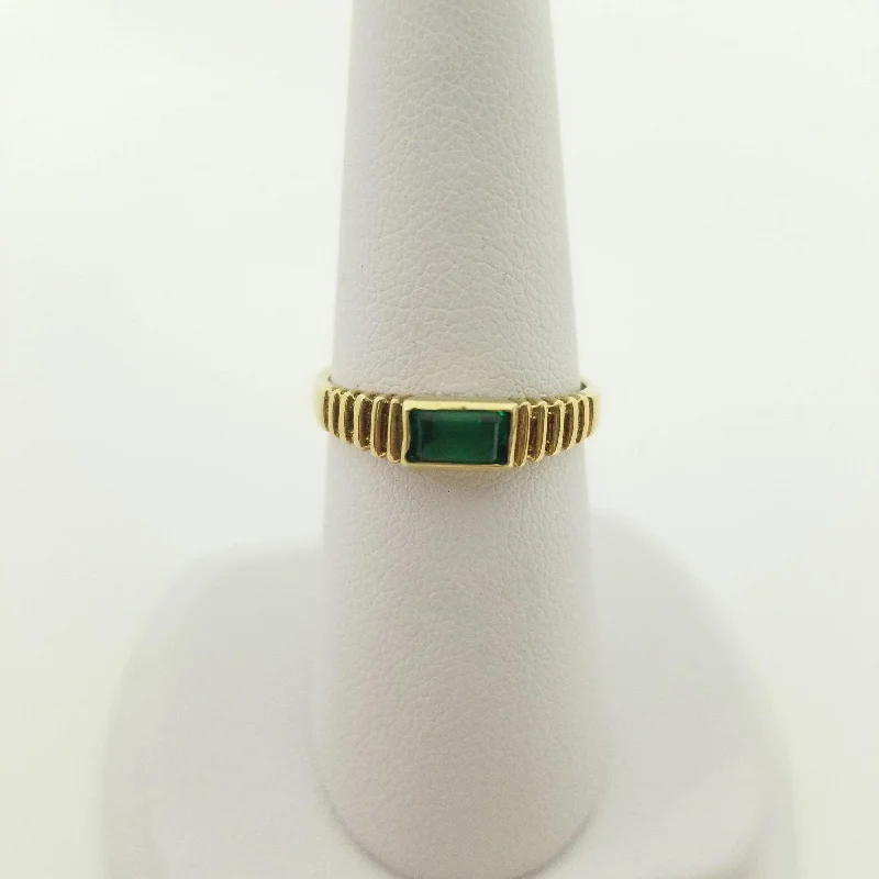 Unique wedding rings for a one-of-a-kind look -Yellow Gold Ribbed Ring with Green Glass Stone