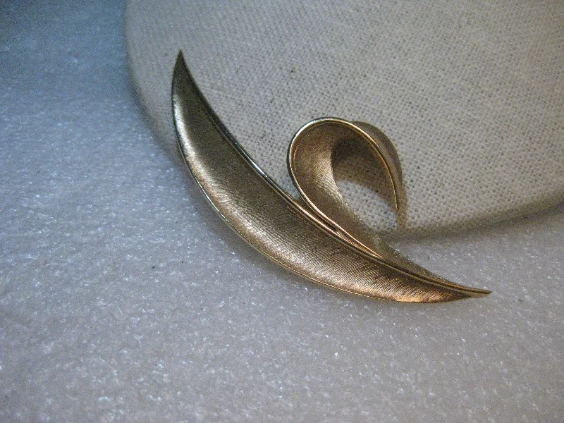 Custom-made brooch-Vintage Crown Trifari Stem Brooch, 1960's Modern Design, 3.5", Gold Tone